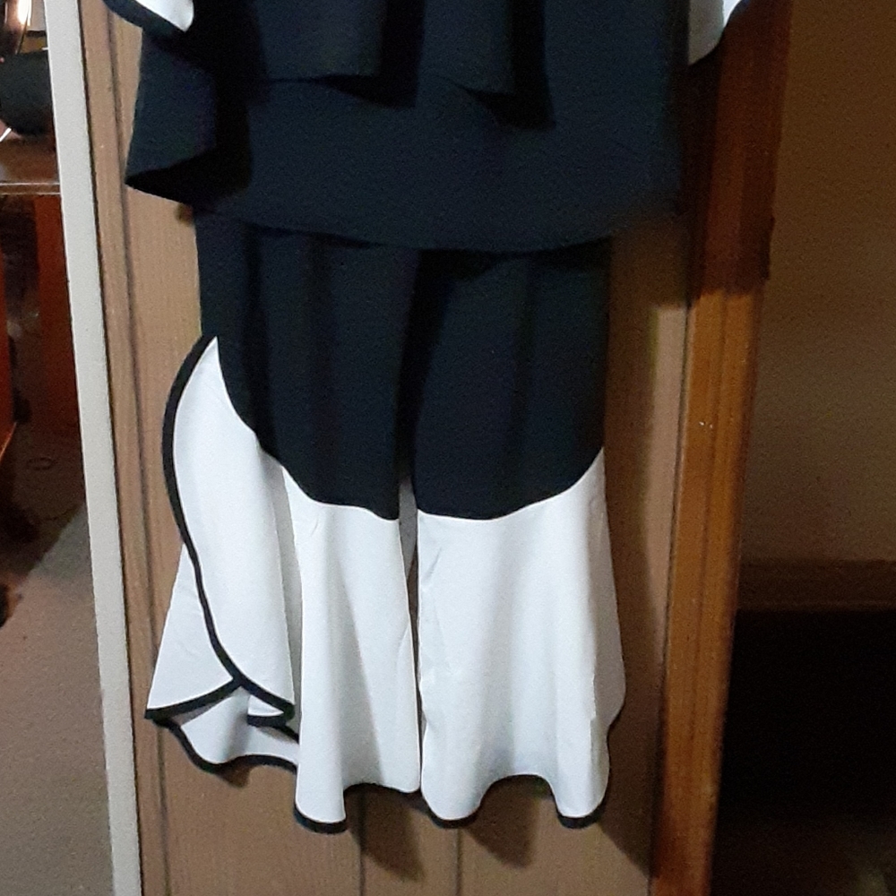 New two piece pants suit with white flair sleeves